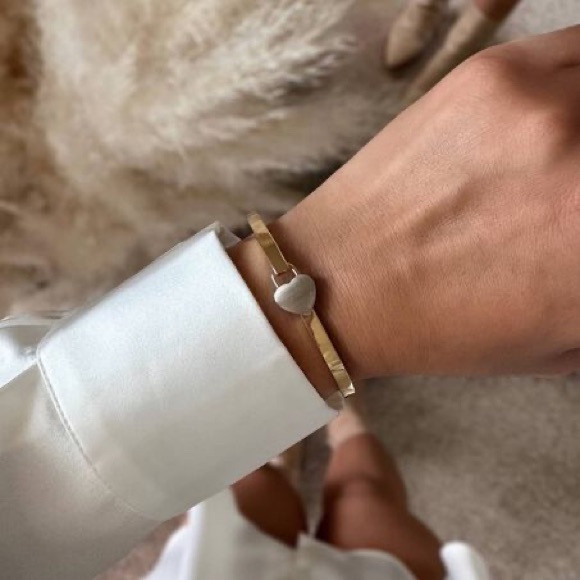 MVMT Heartlock Bangle Bracelet Gold - Picture 3 of 6